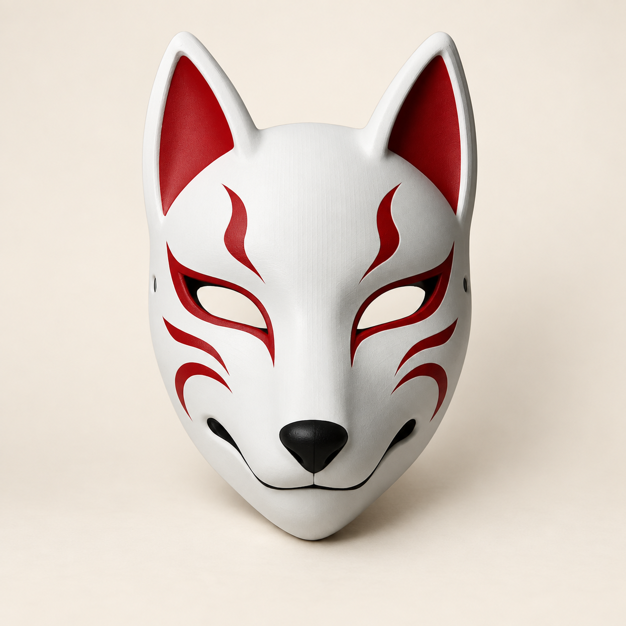 Máscara kitsune blanca con detalles rojos y nariz negra; fotografía con fondo e iluminación retocados